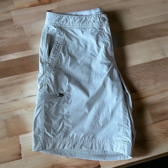 LL Bean Women’s Shorts Size 4 Hiking Walking nylon spandex Khaki Zip Pockets 8” - Picture 3 of 6
